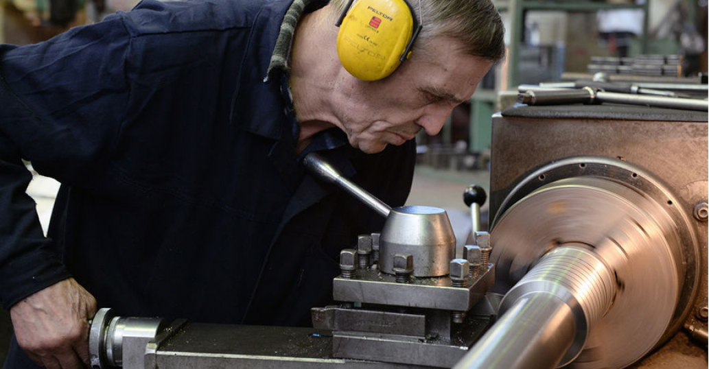 В чем разница между станками: ЧПУ против ручного управления