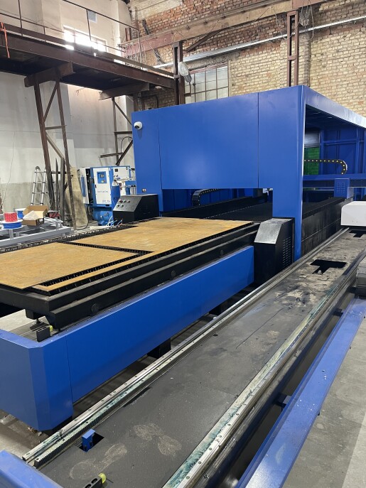 Станок лазерной резки листового металла, труб и профилей с кабинетной защитой