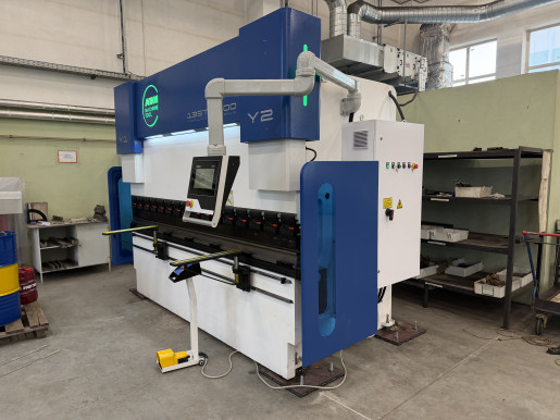 Запущен гидравлический листогибочный пресс с ЧПУ 135Т/3200 4+1 оси Delem 53T