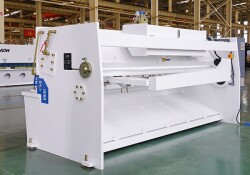 Гильотина гидравлическая модель QC12K с NC Estun E21 10х2500, 3200