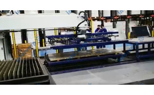 Автоматическая загрузка и разгрузка в пределах 12 мм от листа 3000*1500 с нагрузкой до 400 кг RLC400-3015