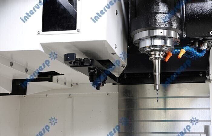 VMX 550U 5-осевой вертикальный обрабатывающий центр (стол 400мм)