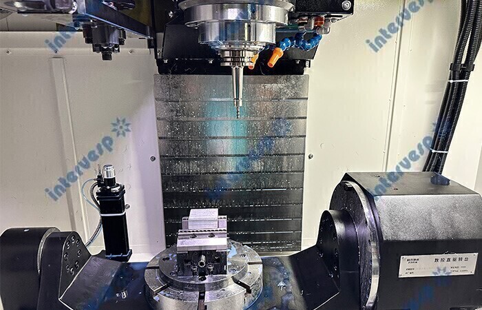 VMX 550U 5-осевой вертикальный обрабатывающий центр (стол 400мм)