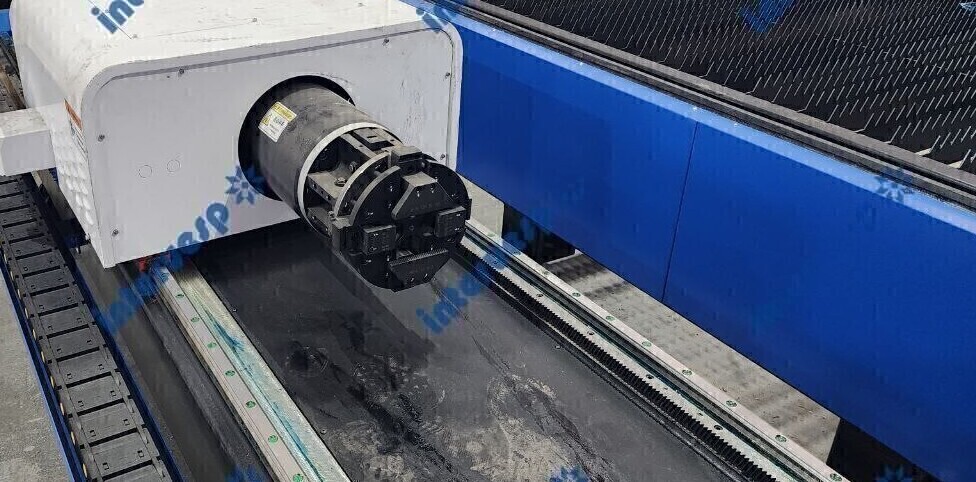 Станок лазерной резки листового металла и труб с кабинетной защитой и сменным столом IMC-3015CT