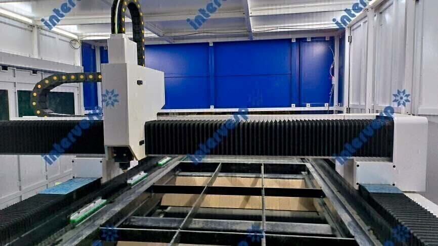 Станок лазерной резки листового металла и труб с кабинетной защитой и сменным столом IMC-3015CT