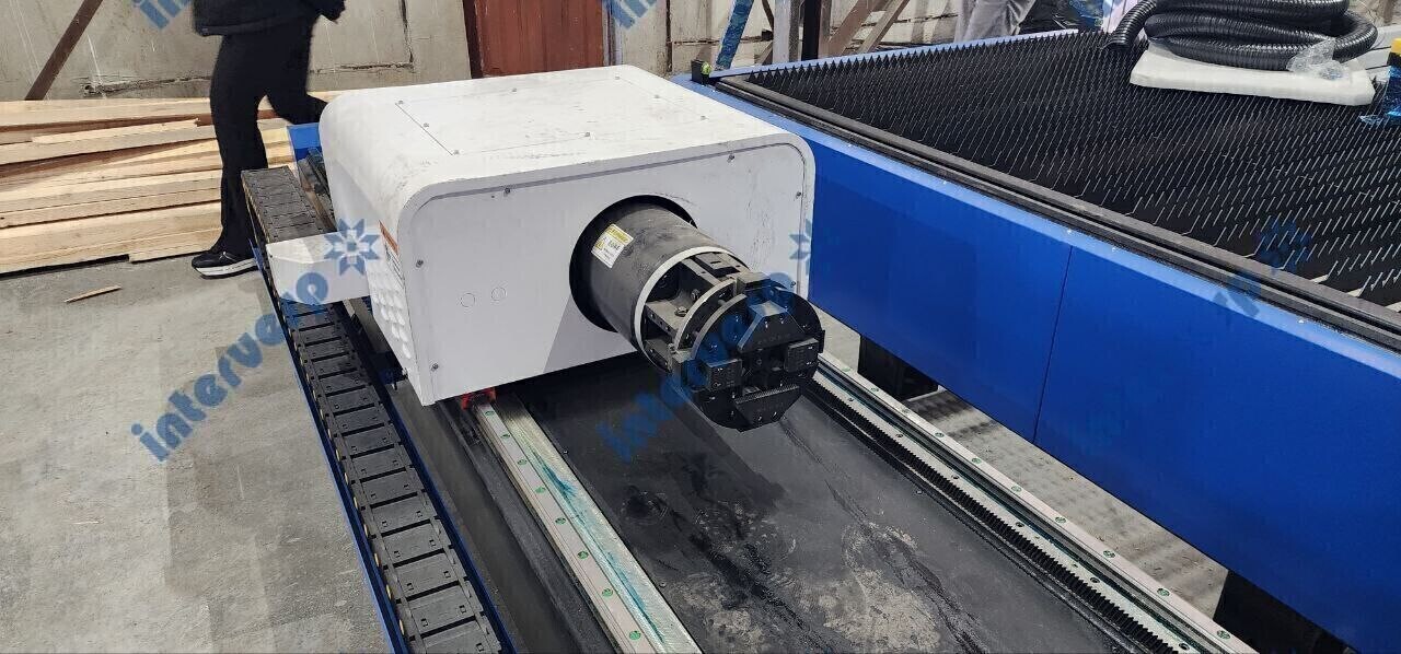 Станок лазерной резки листового металла и труб с кабинетной защитой и сменным столом IMC-6015CT