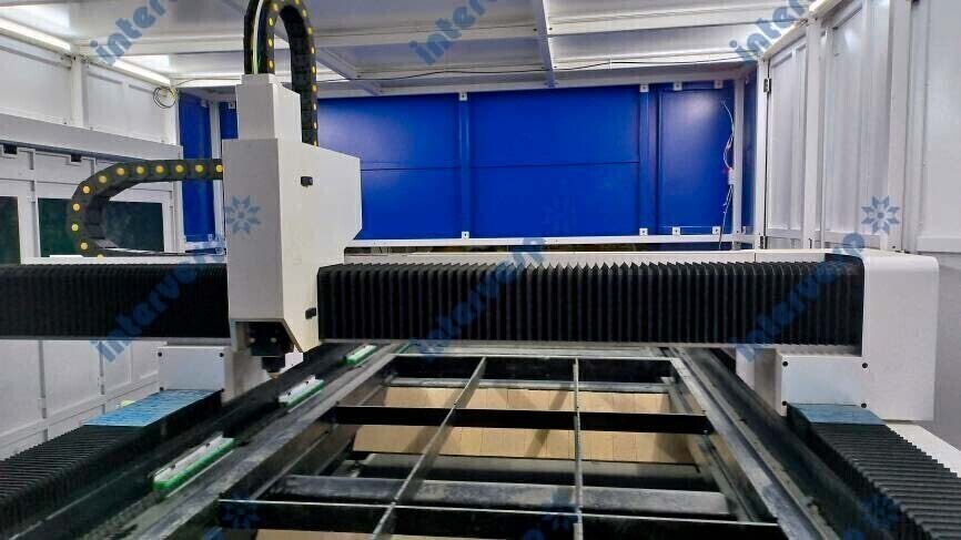 Станок лазерной резки листового металла и труб с кабинетной защитой и сменным столом IMC-4020CT