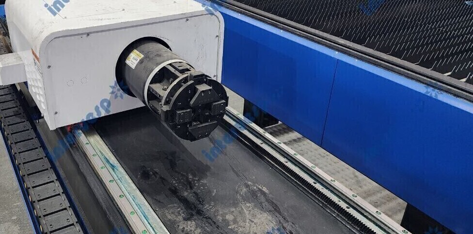 Станок лазерной резки листового металла и труб с кабинетной защитой и сменным столом IMC-6020CT