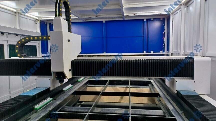 Станок лазерной резки листового металла и труб с кабинетной защитой и сменным столом IMC-6020CT