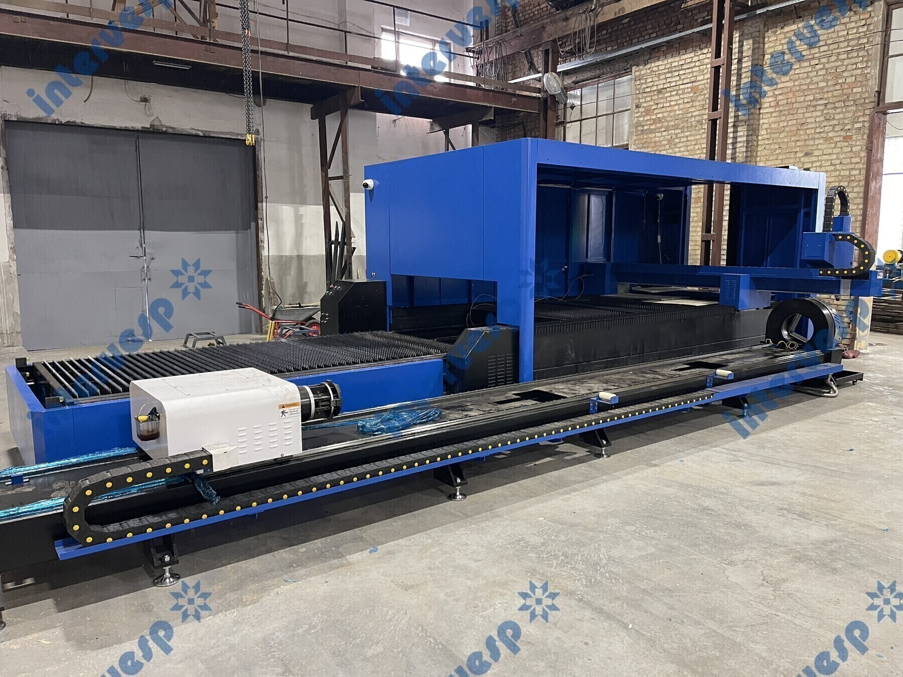 Станок лазерной резки листового металла и труб с кабинетной защитой и сменным столом IMC-6020CT