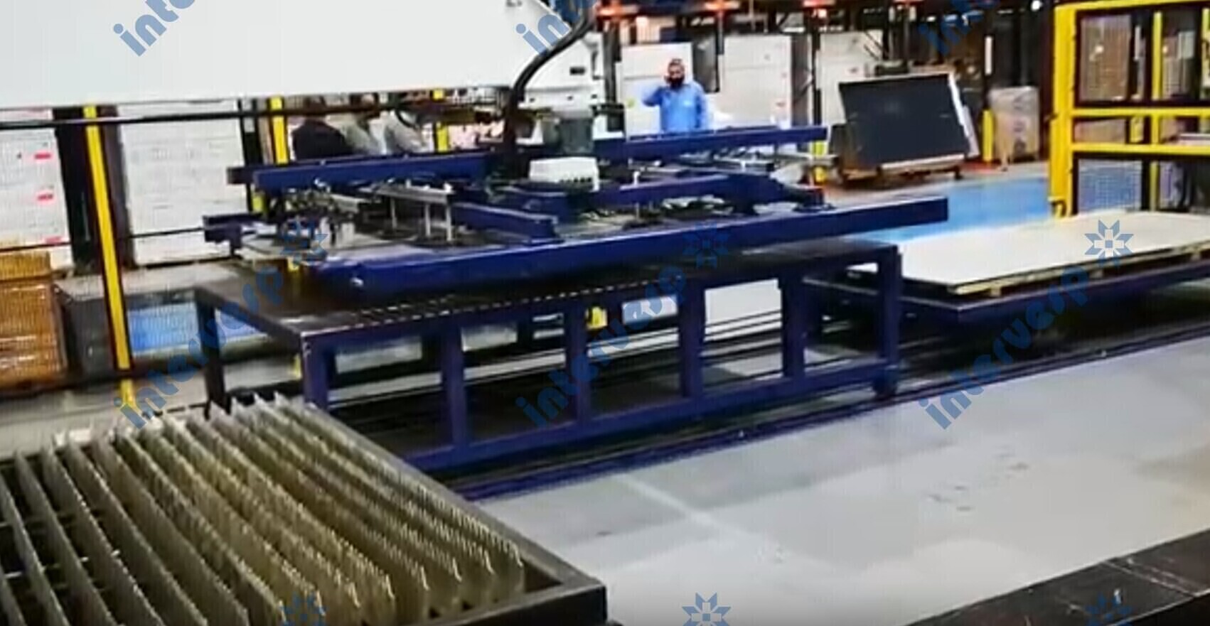 Автоматическая загрузка и разгрузка в пределах 12 мм от листа 3000*1500 с нагрузкой до 400 кг RLC400-3015