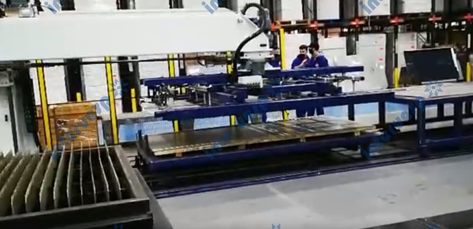 Автоматическая загрузка и разгрузка в пределах 12 мм от листа 3000*1500 с нагрузкой до 400 кг RLC400-3015