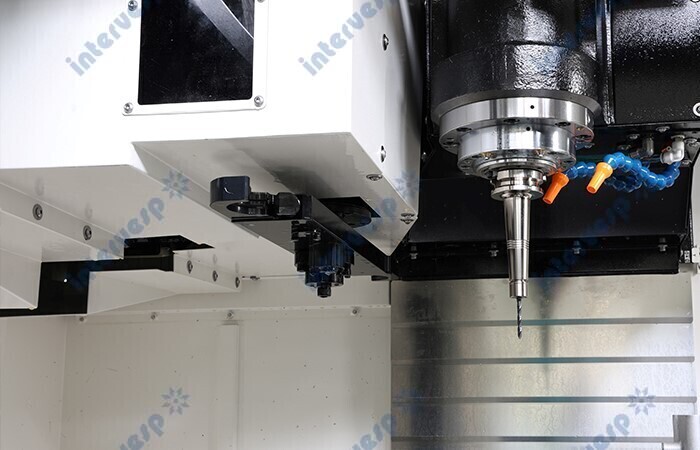 VMX 550U 5-осевой вертикальный обрабатывающий центр